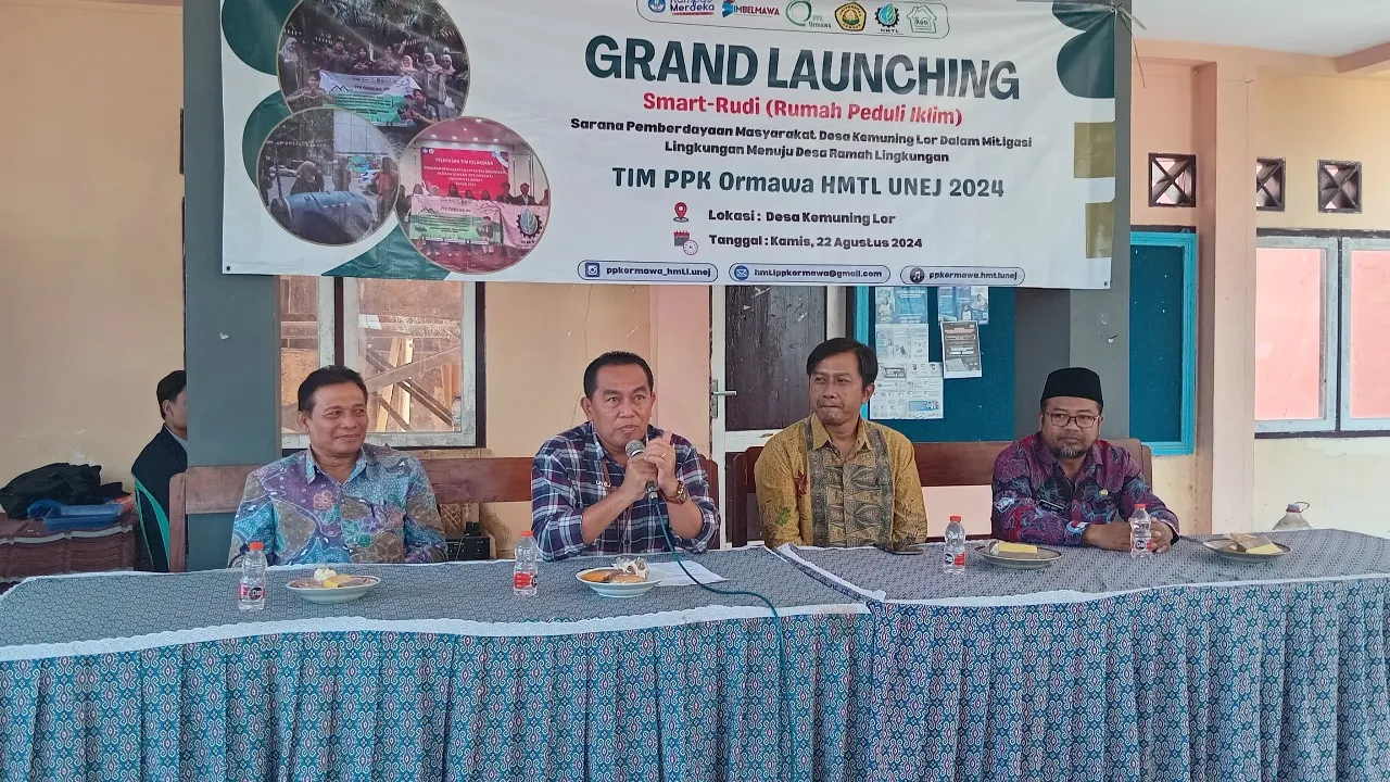15 mahasiswa Fakultas Teknik UNEJ memperkenalkan 6 produk inovatif di Desa Kemuning Lor, Jember.