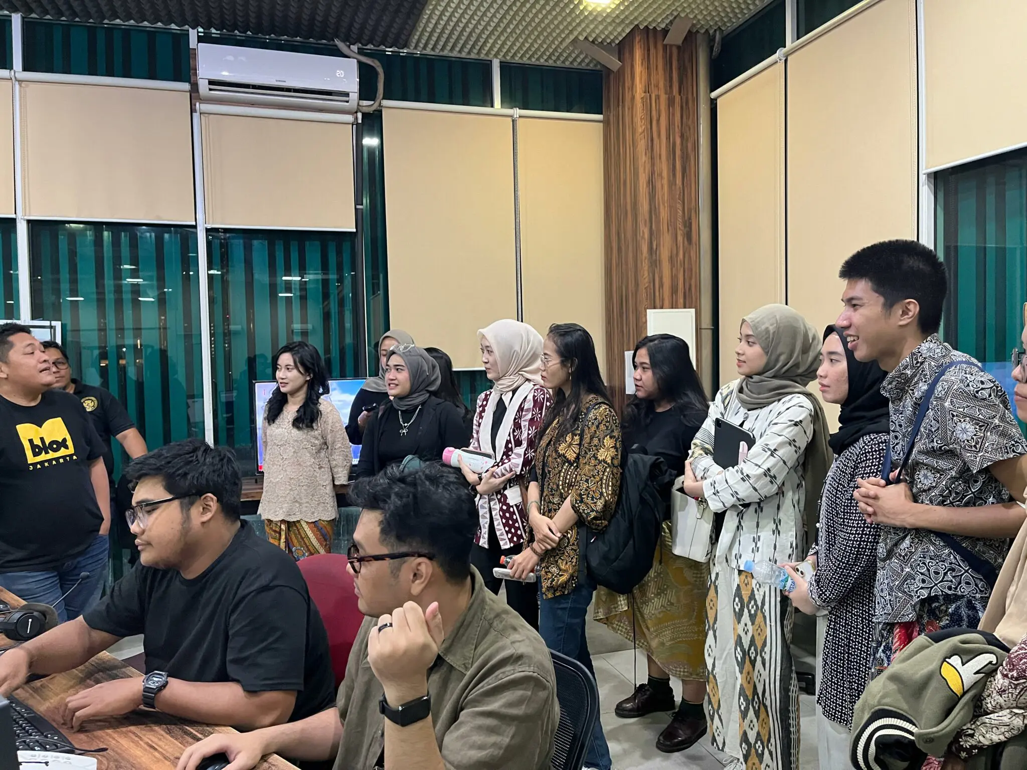 Sejumlah Mahasiswa Pascasarjana Unair Mengamati Proses Penciptaan Ide Kreatif di Suara Surabaya.