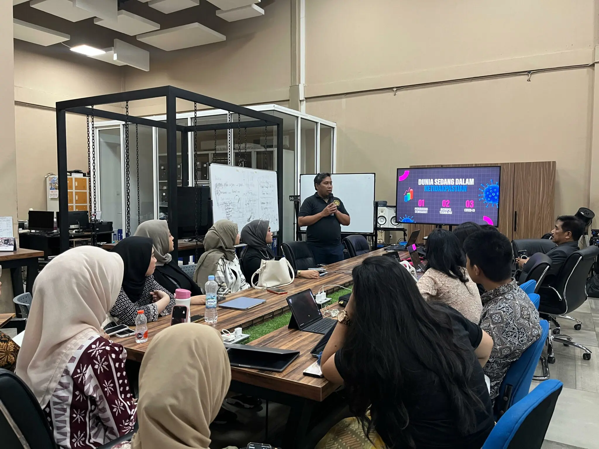 Sejumlah Mahasiswa Pascasarjana Unair Mengamati Proses Penciptaan Ide Kreatif di Suara Surabaya.