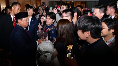 Mahasiswa dan warga menyambut kedatangan Presiden Prabowo Subianto di Beijing.