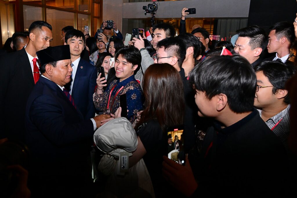 Mahasiswa dan warga menyambut kedatangan Presiden Prabowo Subianto di Beijing.